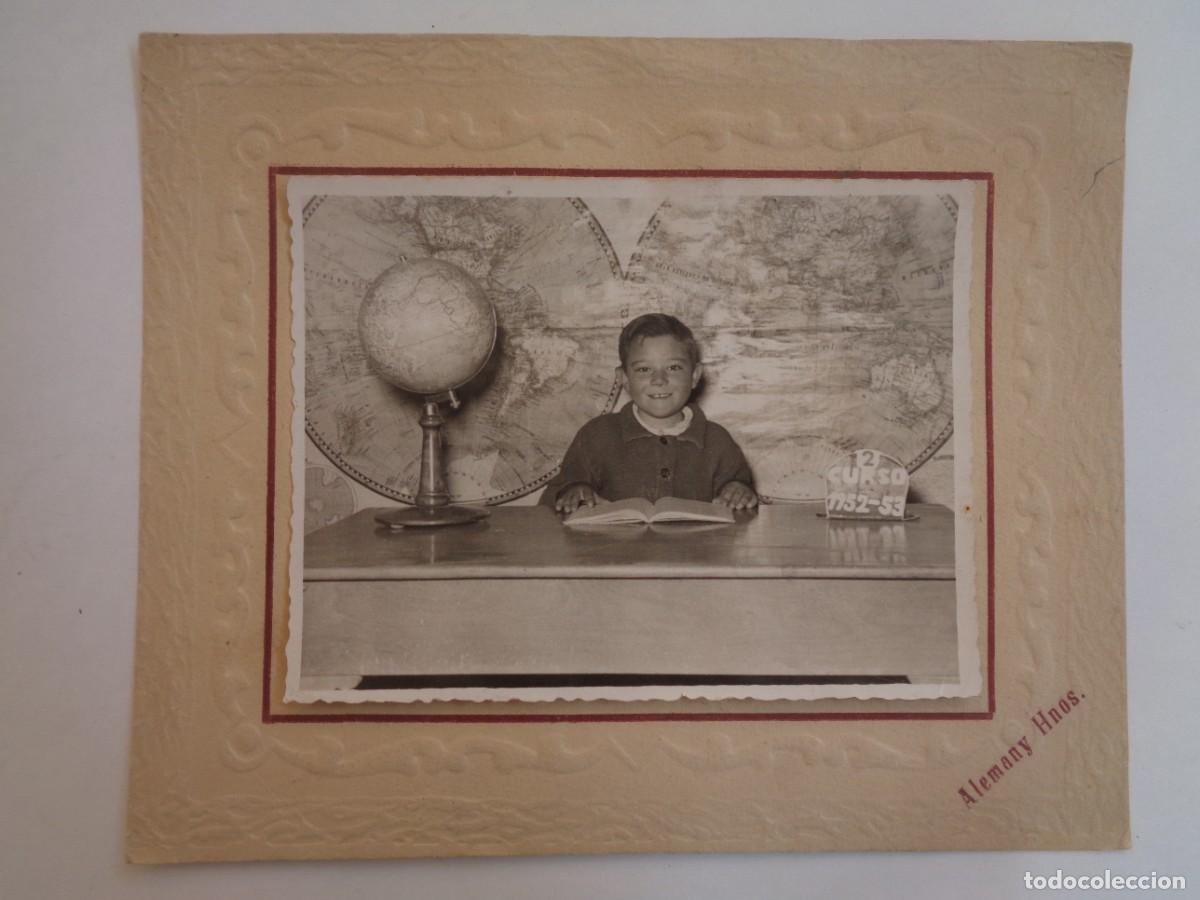 Fotograf&iacute;a antigua: FOTO ESCOLAR : NI&Ntilde;O CON LIBRO, BOLA DEL MUNDO Y MAPA , CURSO 1952-53. DE ALEMANY HNOS.