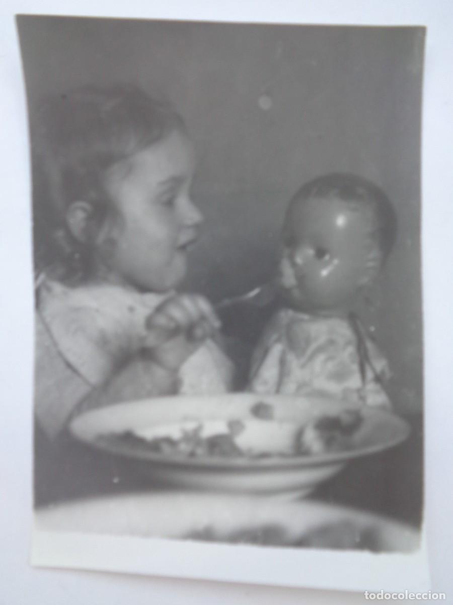 Fotograf&iacute;a antigua: FOTO DE NI&Ntilde;A DANDO DE COMER A SU MU&Ntilde;ECA , A&Ntilde;OS 30