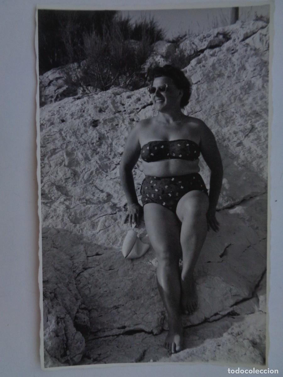 Fotograf&iacute;a antigua: FOTO DE MUJER EN BA&Ntilde;ADOR EN LA PLAYA