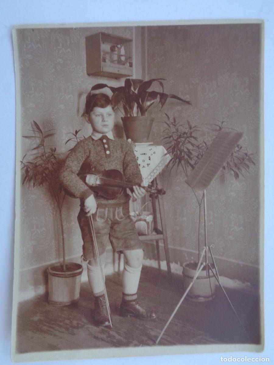Fotograf&iacute;a antigua: FOTO DE NI&Ntilde;O CON PANTALON TIROL&Eacute;S Y VIOLIN , 1930
