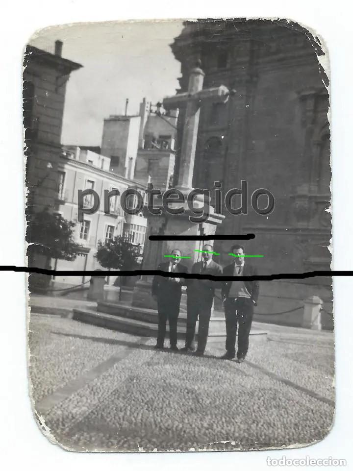 Antique Photography: MURCIA. EL PINTOR MARIANO BALLESTER ACOMPA&Ntilde;ADO EN LA PLAZA DE LA CRUZ DE MURCIA.