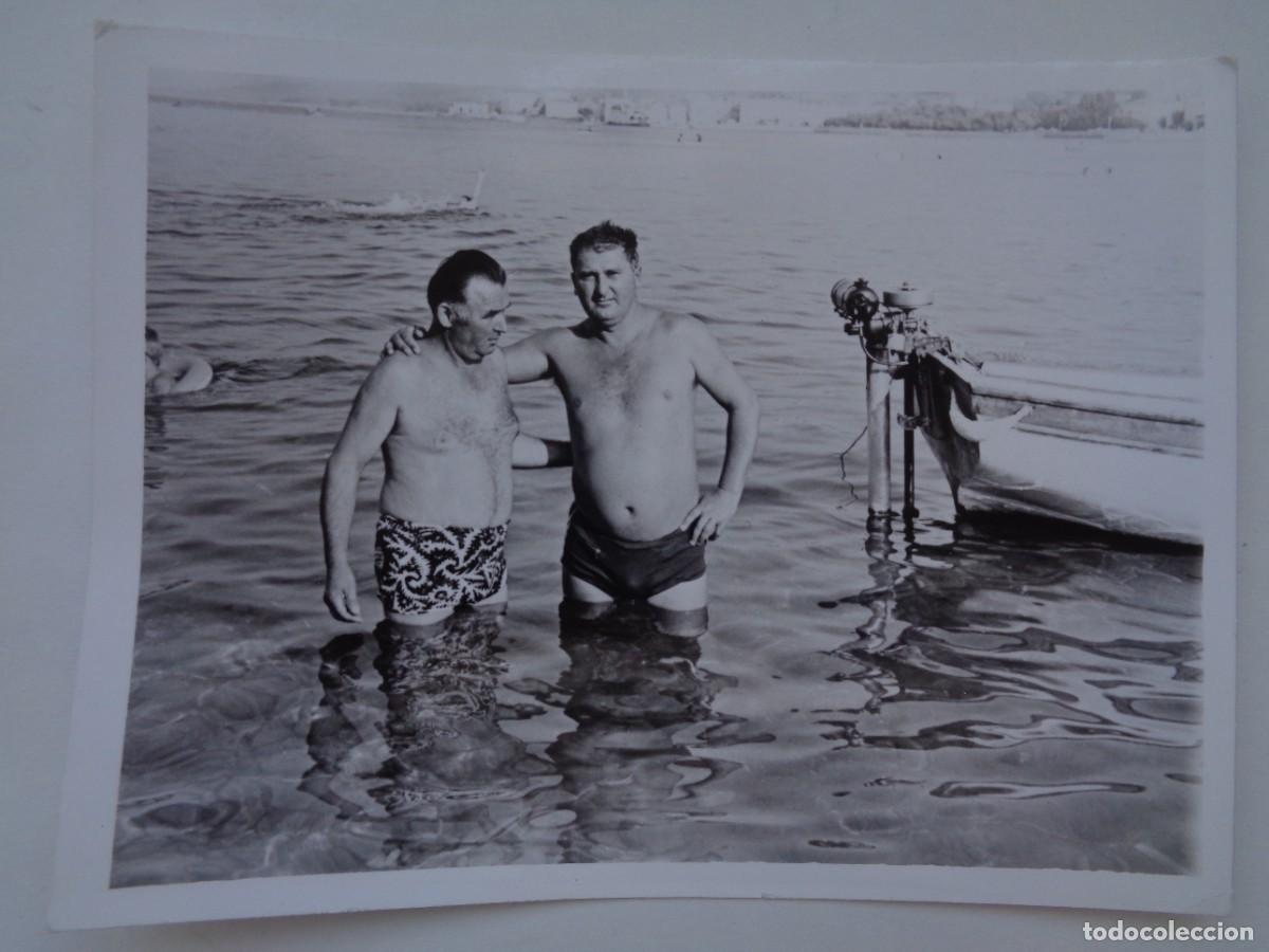 Fotograf&iacute;a antigua: FOTO DE DOS HOMBRES EN BA&Ntilde;ADOR EN LA PLAYA ABRAZADOS