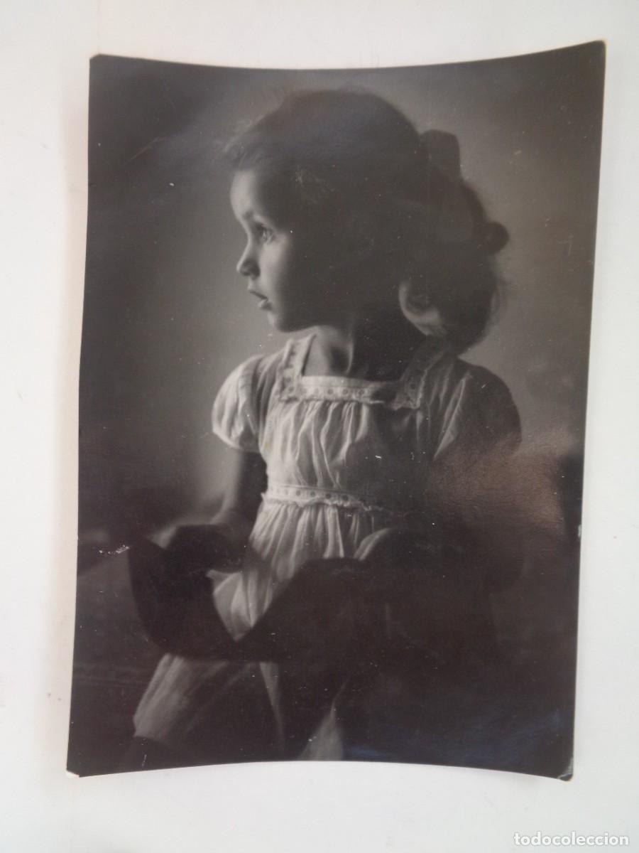 Fotografia antica: PRECIOSA FOTO DE NI&Ntilde;A AL TRASLUZ CON CUENTO , A&Ntilde;OS 30