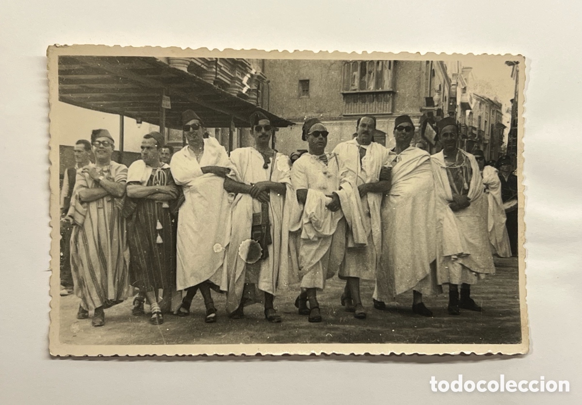 Fotografia antiga: ONTENIENT, Alicante.. Fotograf&iacute;a Comparsa Kabilas.(h.1960?) Med&iacute;das: 14 x 9 cm.,