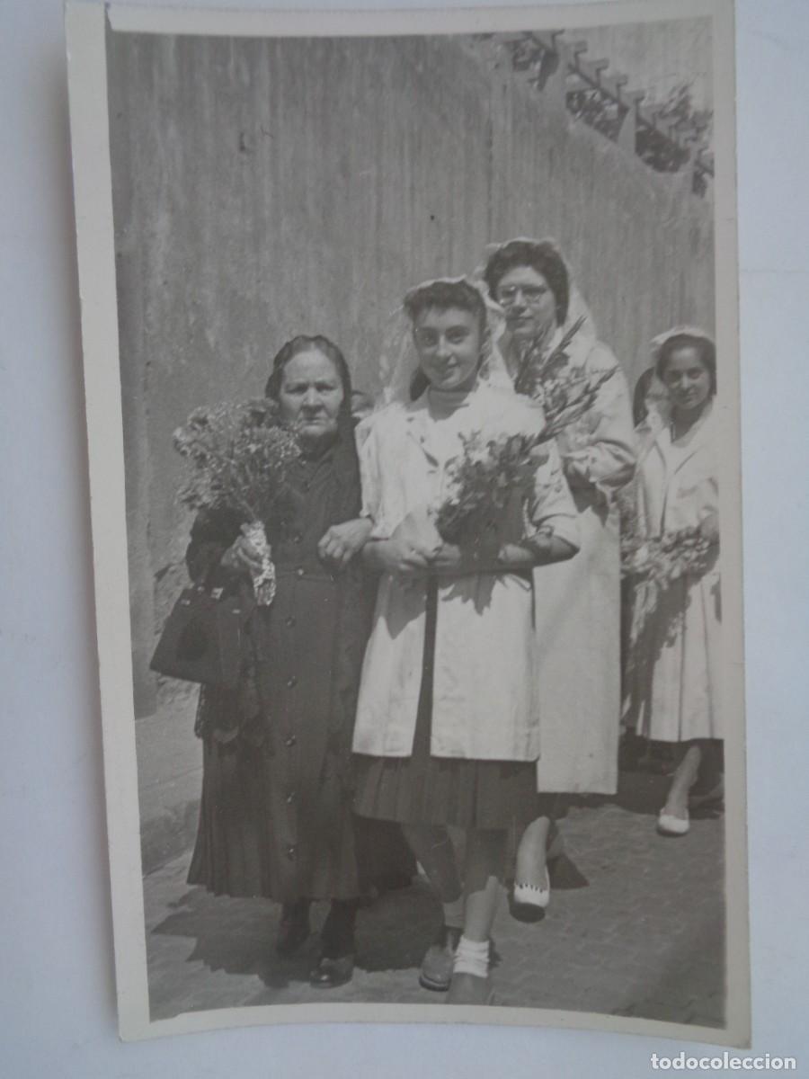 Alte Fotografie: MINUTERO DE FOTOGRAFO CALLEJERO DE SE&Ntilde;ORA MAYOR DE LUTO DEL BRAZO DE UNA JOVEN. ANIE, BARCELONA