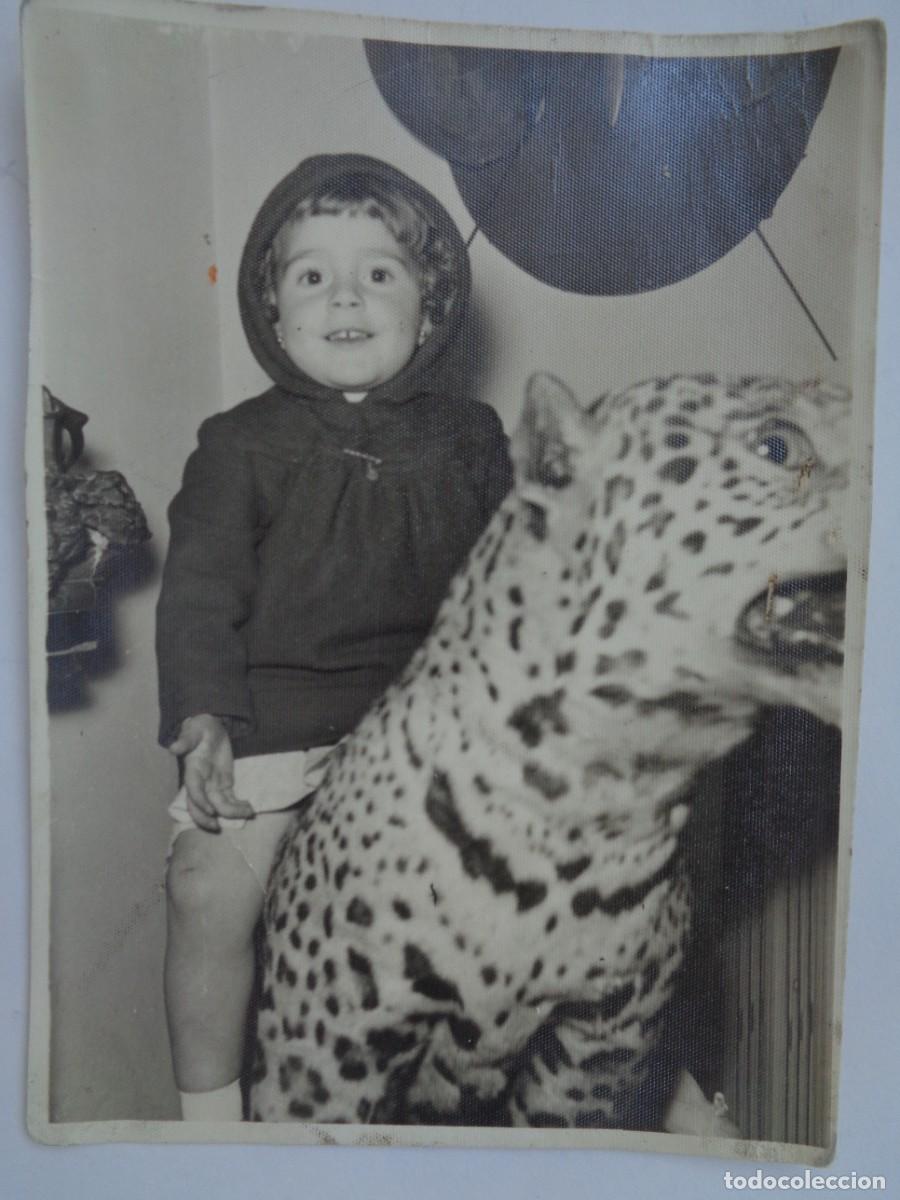 Fotografia antica: FOTO DE NI&Ntilde;O MONTADO EN UN LEOPARDO DISECADO