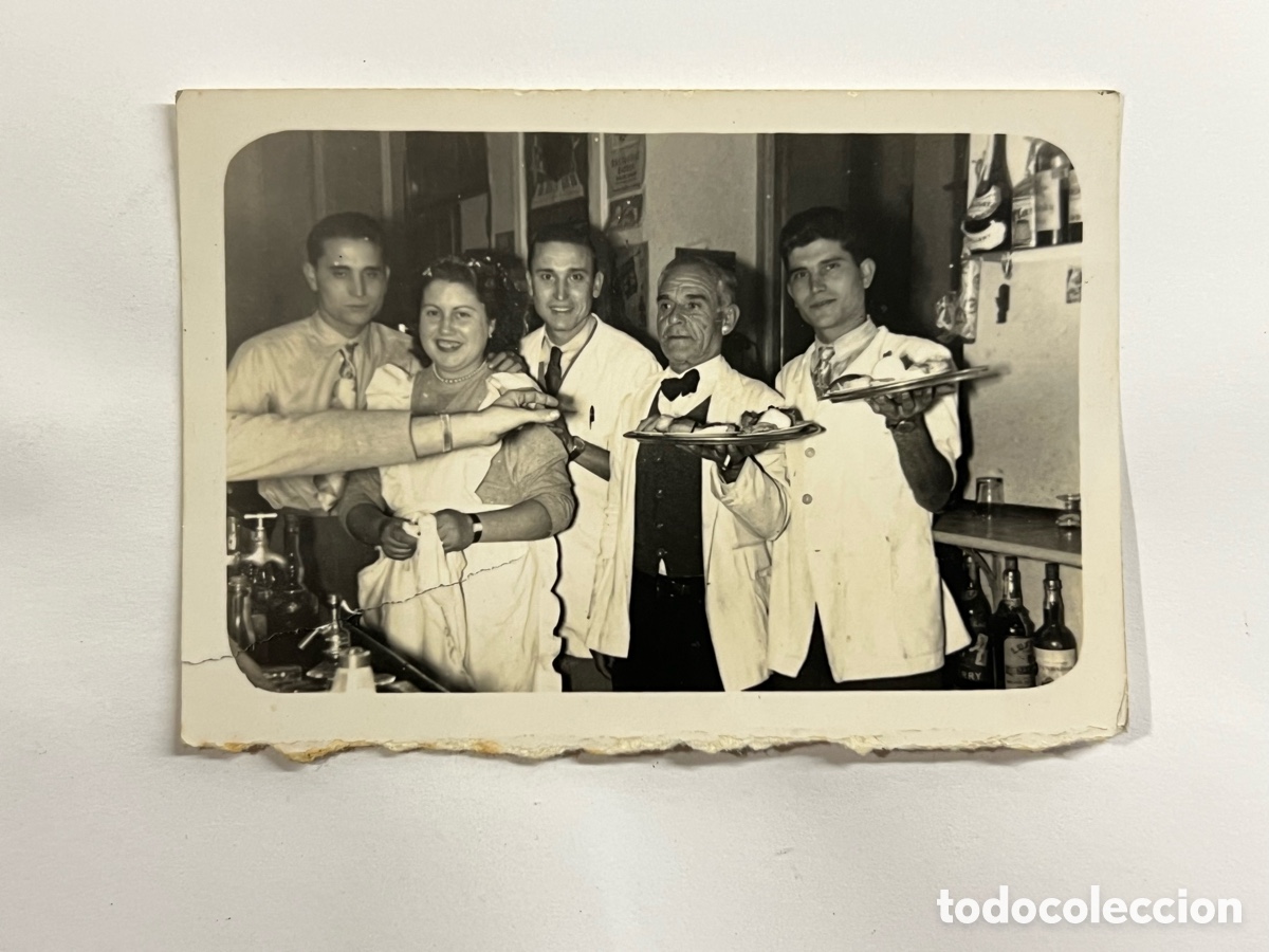 Fotograf&iacute;a antigua: DENIA.. Fotografia Marsal. Grupo de Camareros con bandejas.. (h.1950?) desgarro lateral