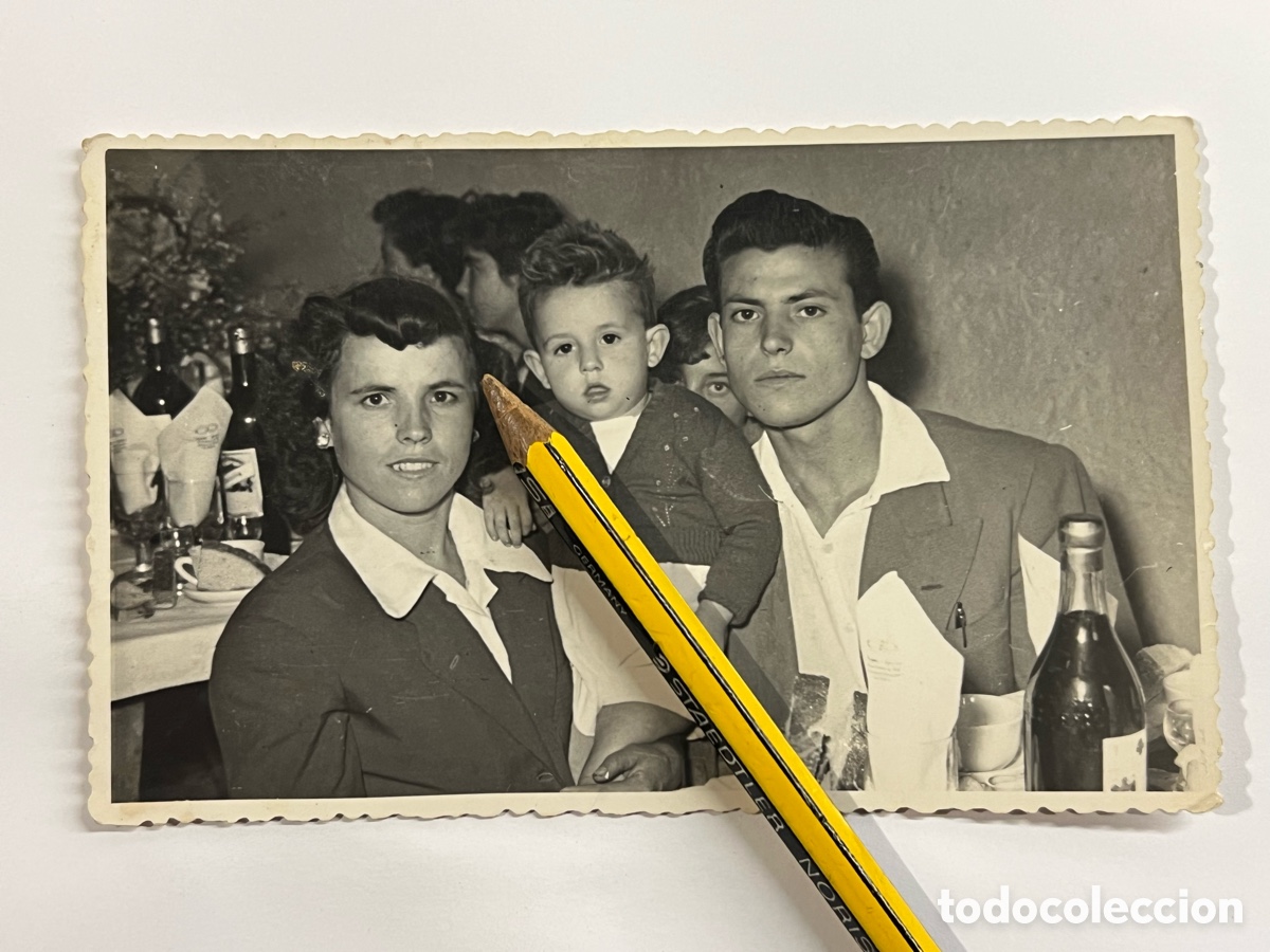 Fotograf&iacute;a antigua: SAGUNTO, Valencia.., Padres primerizos. Fotograf&iacute;a familiar (h.1960?) Med&iacute;das: 8,5 x 13,5 cm