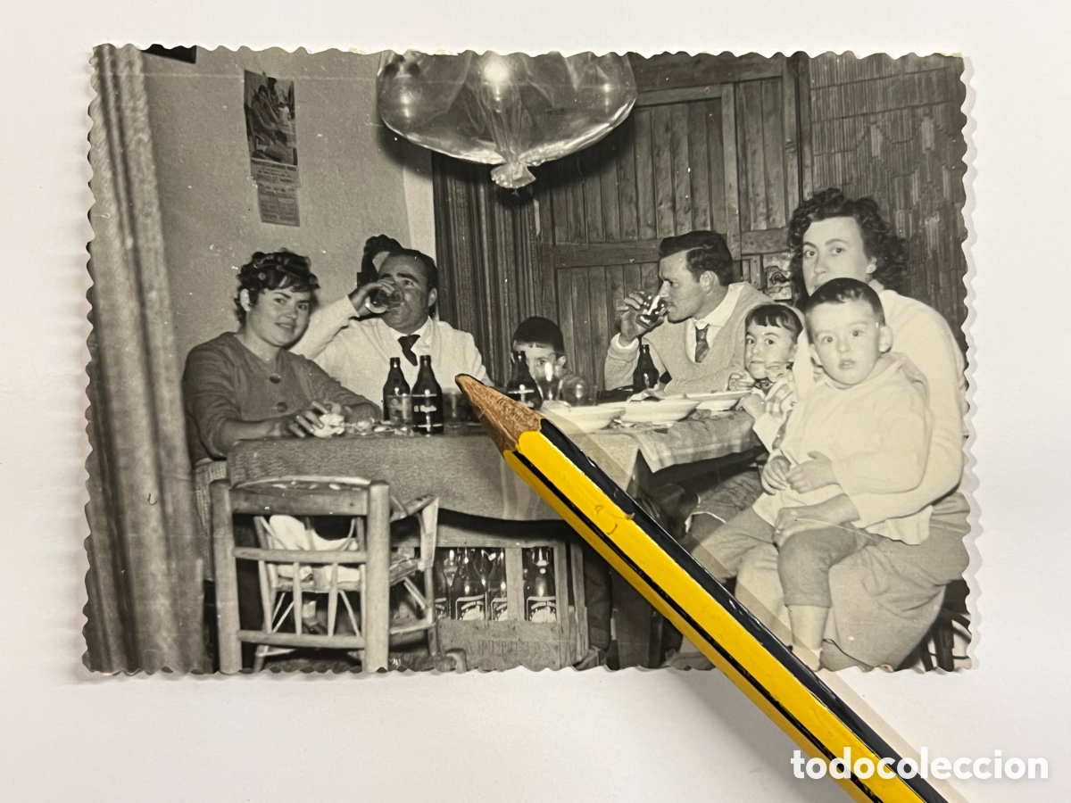 Fotograf&iacute;a antigua: SAGUNTO, Valencia.., Cerveza el &Aacute;guila bien fria. Fotograf&iacute;a familiar (h.1960?) Med&iacute;das: 7,5 x 10,5