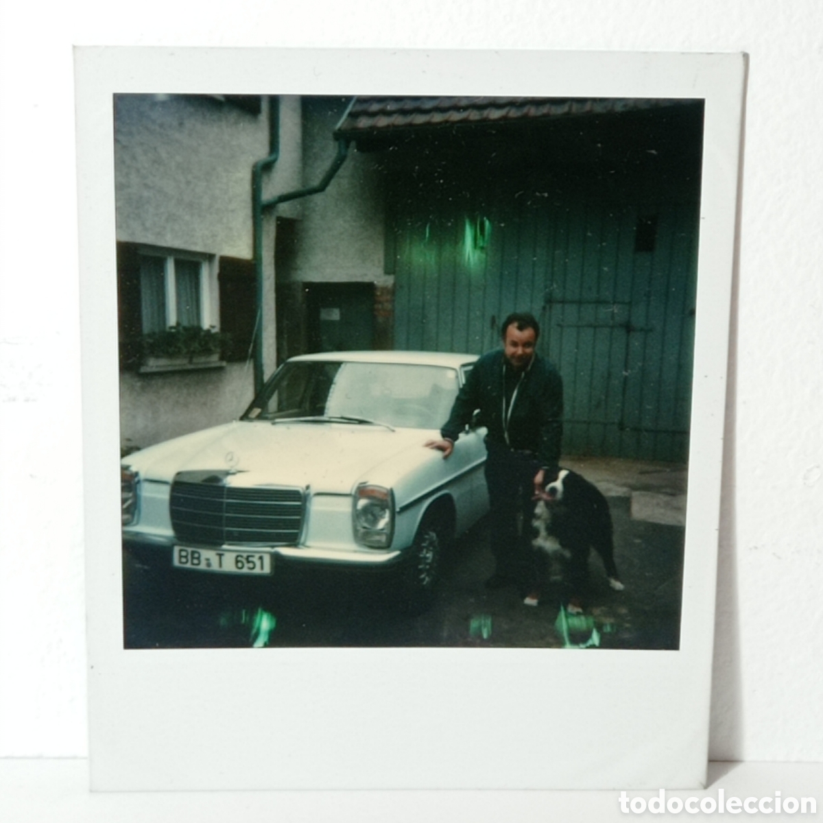 Fotograf&iacute;a antigua: FOTO POLAROID, HOMBRE CON PERRO I MERCEDES-BENZ EN GARAGE