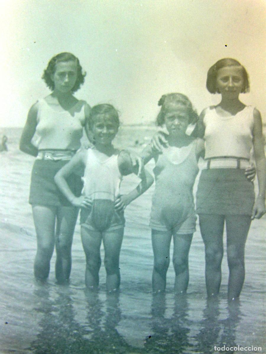 Fotograf&iacute;a antigua: CLICH&Eacute;, NEGATIVO EN CELULOIDE. 9X6 CM. PLAYA, NI&Ntilde;AS. SIN IDENTIFICAR EL LUGAR. A&Ntilde;OS 30 O 40