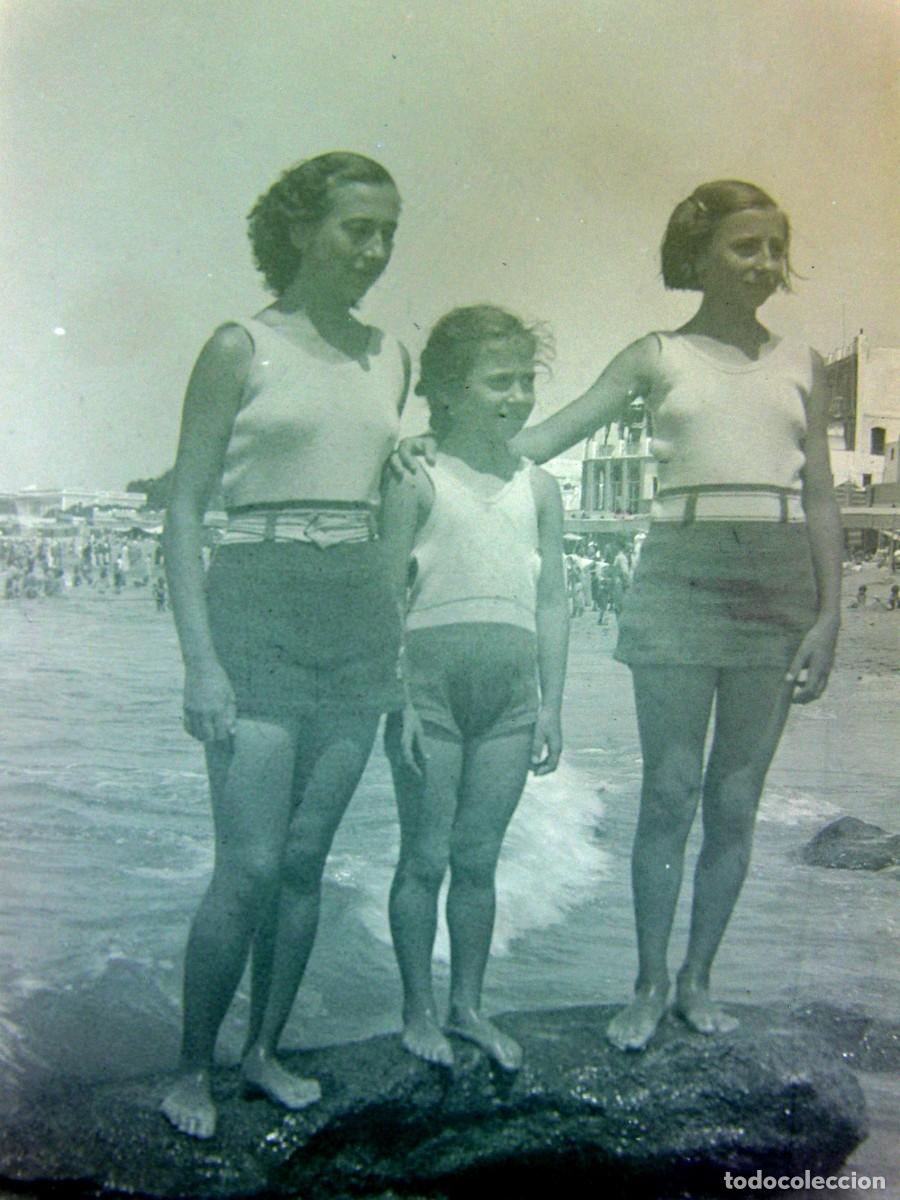 Fotograf&iacute;a antigua: CLICH&Eacute;, NEGATIVO EN CELULOIDE. 9X6 CM. PLAYA, NI&Ntilde;AS. SIN IDENTIFICAR EL LUGAR. A&Ntilde;OS 30 O 40