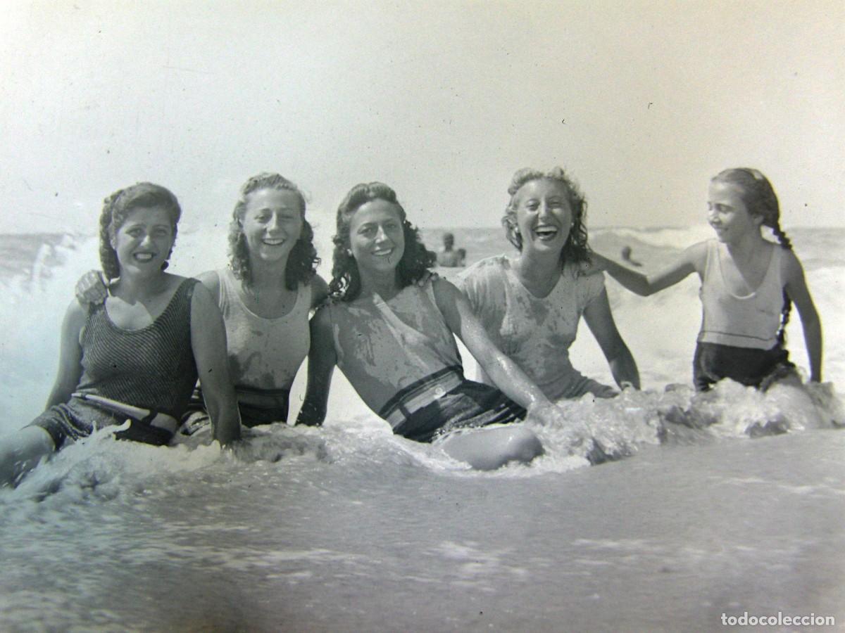 Fotograf&iacute;a antigua: CLICH&Eacute;, NEGATIVO EN CELULOIDE. 9X6 CM. PLAYA, MUJERES, NI&Ntilde;AS. SIN IDENTIFICAR EL LUGAR. A&Ntilde;OS 30 O 40