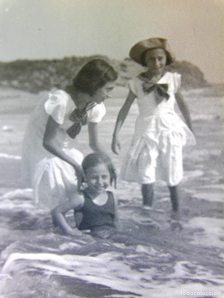 Fotograf&iacute;a antigua: CLICH&Eacute;, NEGATIVO EN CELULOIDE. 9X6 CM. PLAYA, NI&Ntilde;AS. SIN IDENTIFICAR EL LUGAR. A&Ntilde;OS 30 O 40