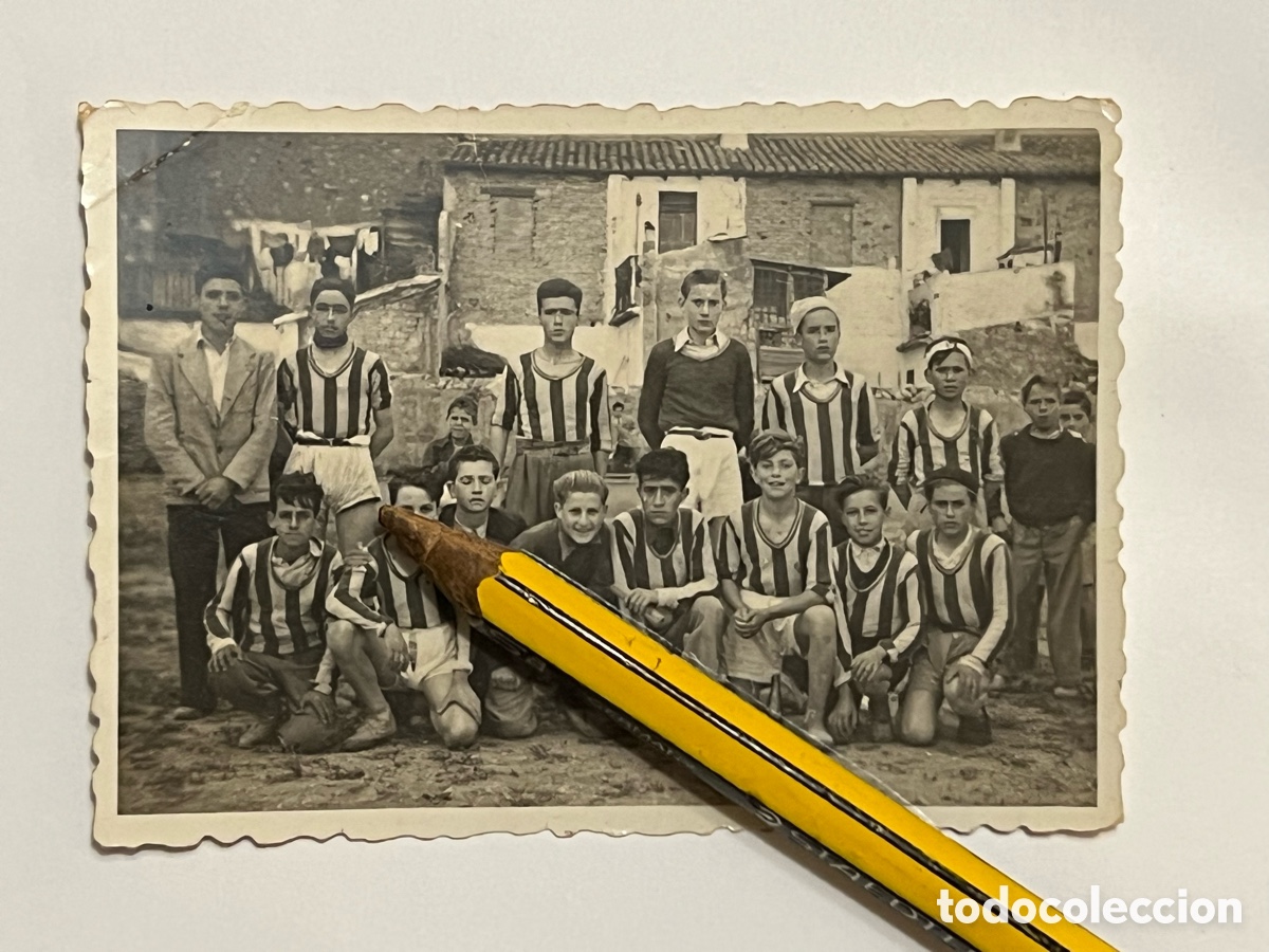 Alte Fotografie: SAGUNTO Valencia. Futbol equipo de infantiles.. fotograf&iacute;a de postguerra. MONTORO fot&oacute;gr (h.1945?)