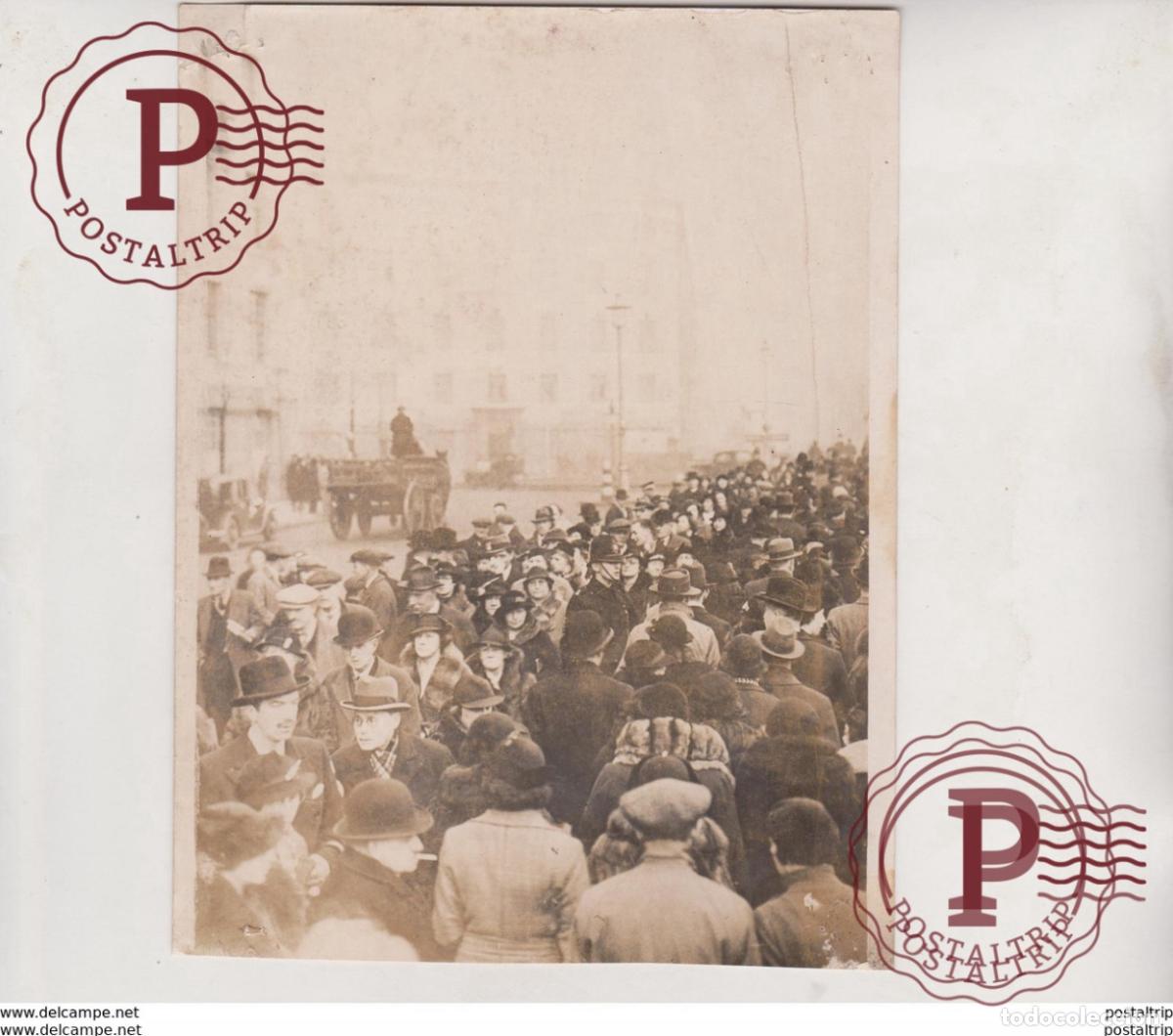 Fotograf&iacute;a antigua: LE PEUPLE ANGLAIS DEFILE DEVANT LE CORPS DE GEORGES V A WESTMINSTER PINHOLES