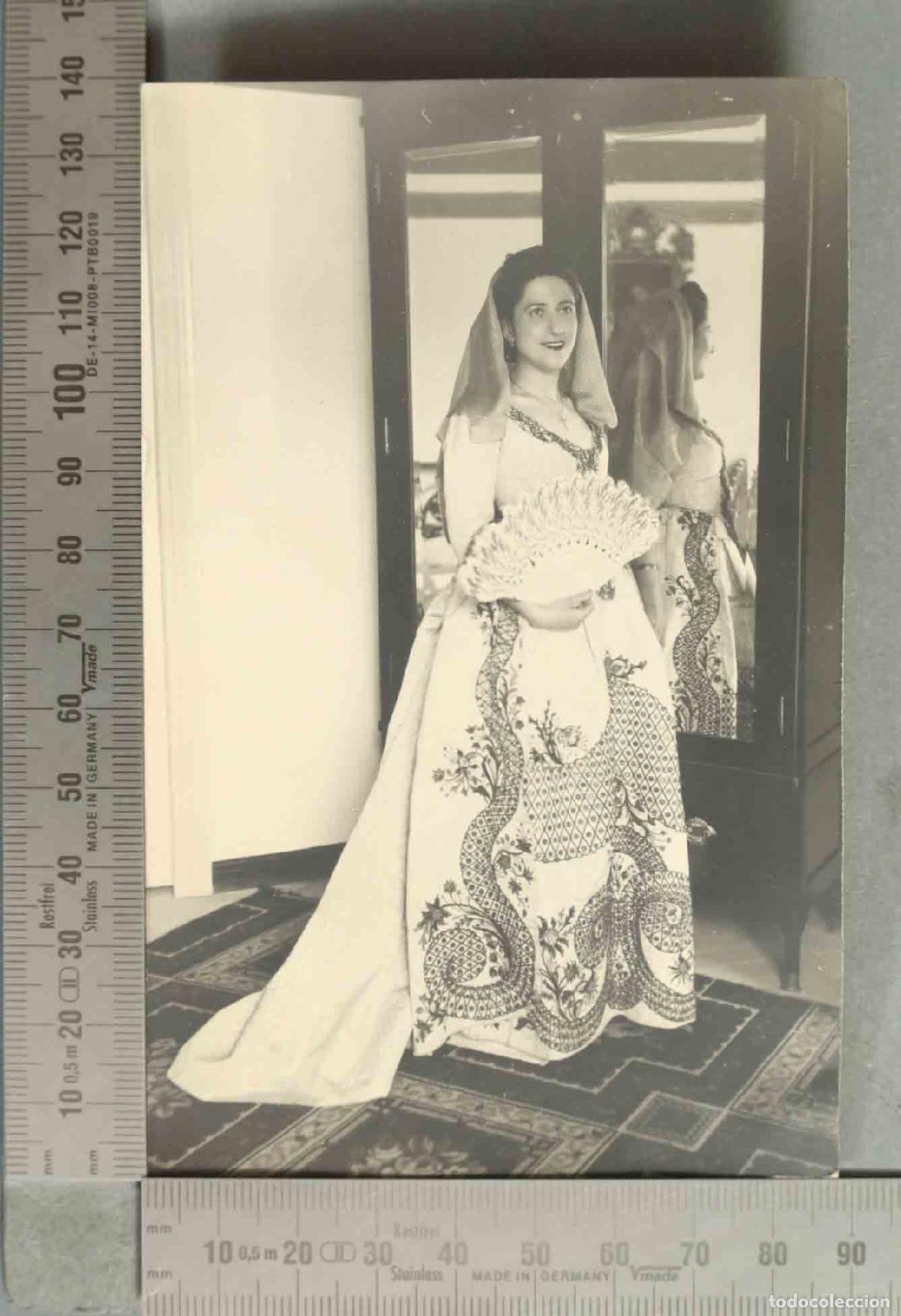 Fotograf&iacute;a antigua: FOTOGRAFIA. Joven mujer con traje al estilo de la epoca de Emperador hacia 1940
