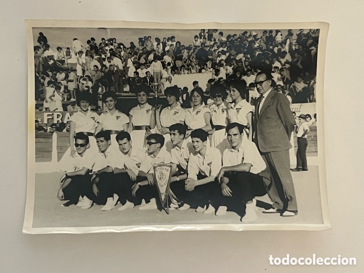 Fotografia antica: PUEBLO ESPA&Ntilde;OL ? Barcelona. Esbart de Dansaires L&rsquo;Emporda FIGUERAS.. (a.1961) Medidas: 12 x 18
