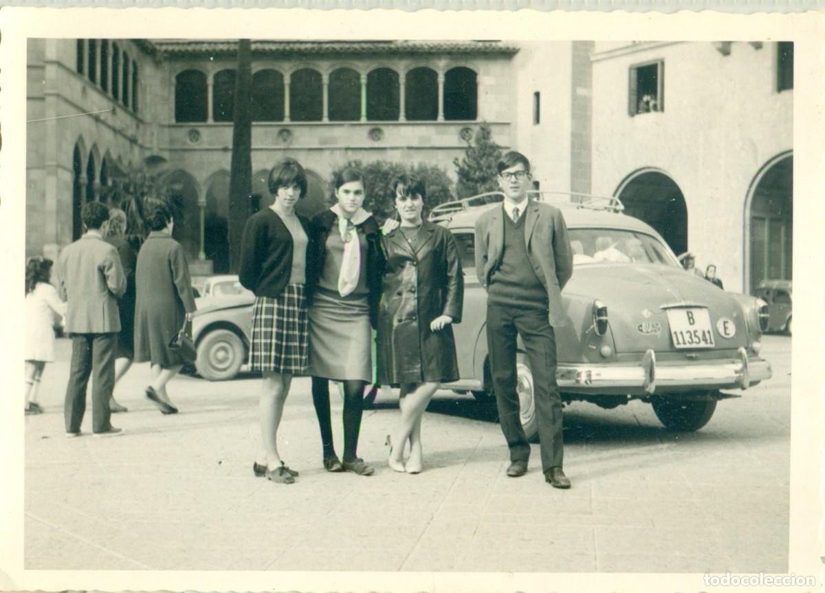 Fotograf&iacute;a antigua: BARCELONA MONASTERIO DE MONTSERRAT. COCHE SEAT 1400 A. HACIA 1955
