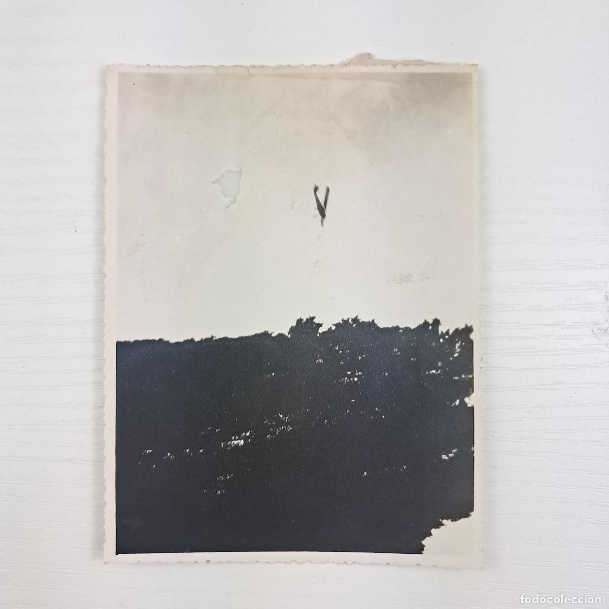 Fotografia antiga: Foto originale WWII aereo in picchiata &ndash; scena d&rsquo;azione aviazione militare