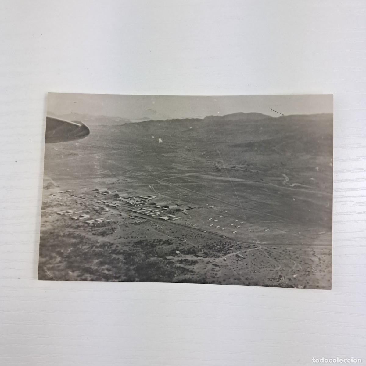 Fotografia antiga: Foto aerea d&rsquo;epoca WWII&nbsp; Vista interessante di campo d&rsquo;aviazione / base militare&nbsp;AOI