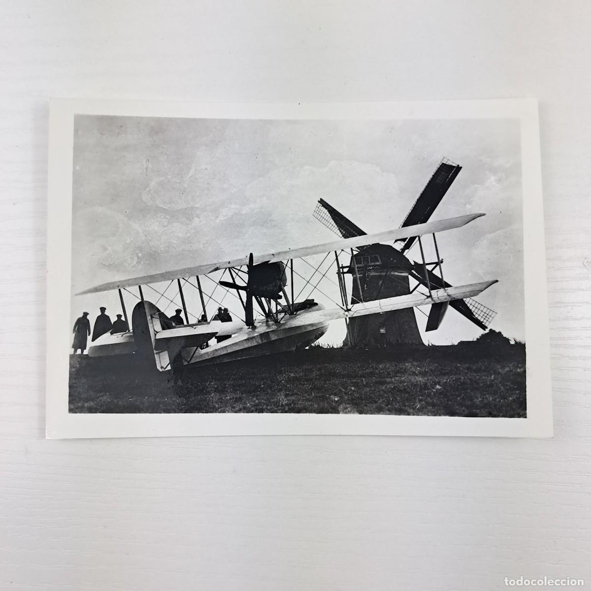 Fotografia antiga: Foto b/n raffigurante l'idrovolante guidato dall'aviatore Francesco De Pinedo in un campo olandese