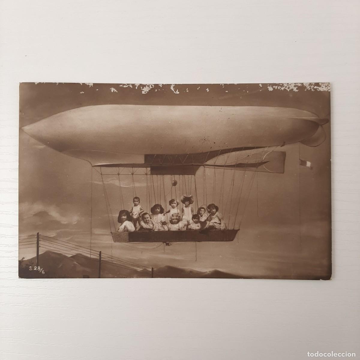 Fotograf&iacute;a antigua: Cartolina in b/n raffigurante gruppo di bambini su un Dirigibile Zeppelin. Anno 1915