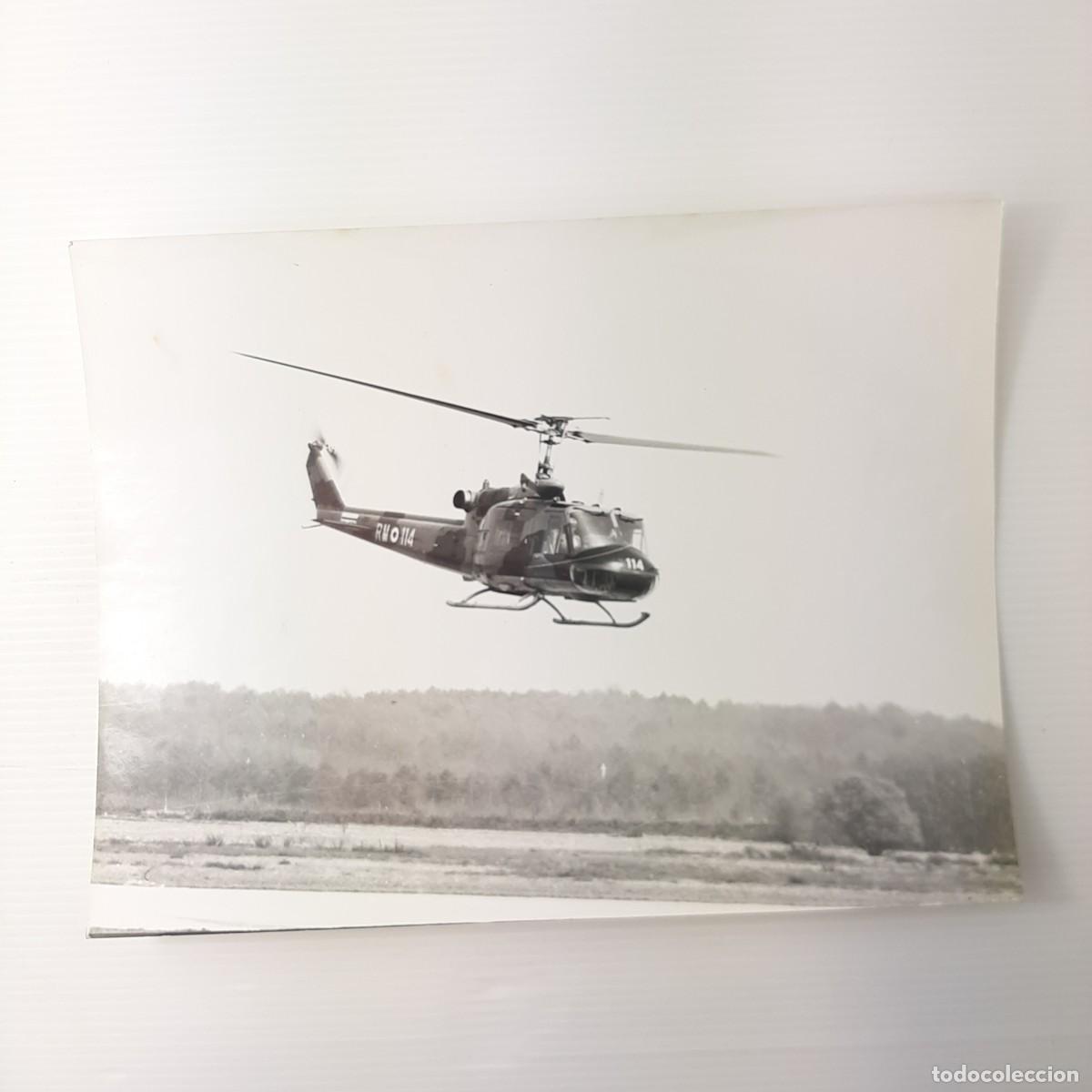 Fotograf&iacute;a antigua: Foto in b/n raffigurante l' elicottero RM 114 in fase di atterraggio