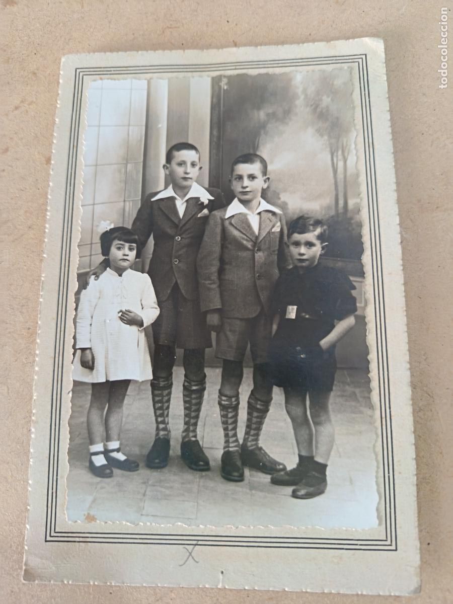 Fotografia antiga: ANTIGUA FOTOGRAFICA DE NI&Ntilde;OS. UNO DE ELLOS CON UNIFORME DE FALANGE. FOTO CRISTOBAL CRUZ. BAEZA.
