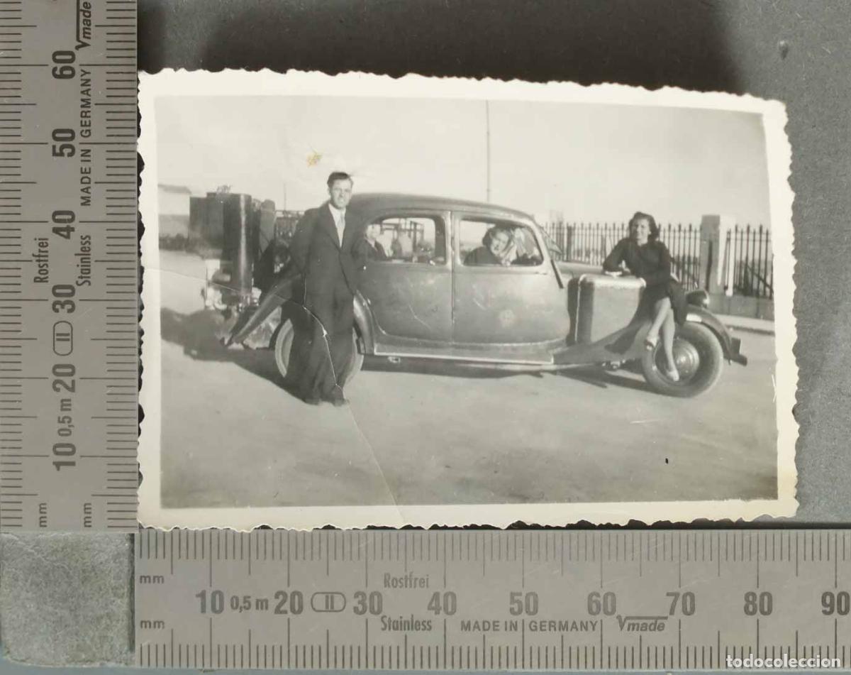 Fotografia antiga: FOTOGRAFIA. MUJERES Y HOMBRE EN Citro&euml;n Traction Avant. hacia 1940