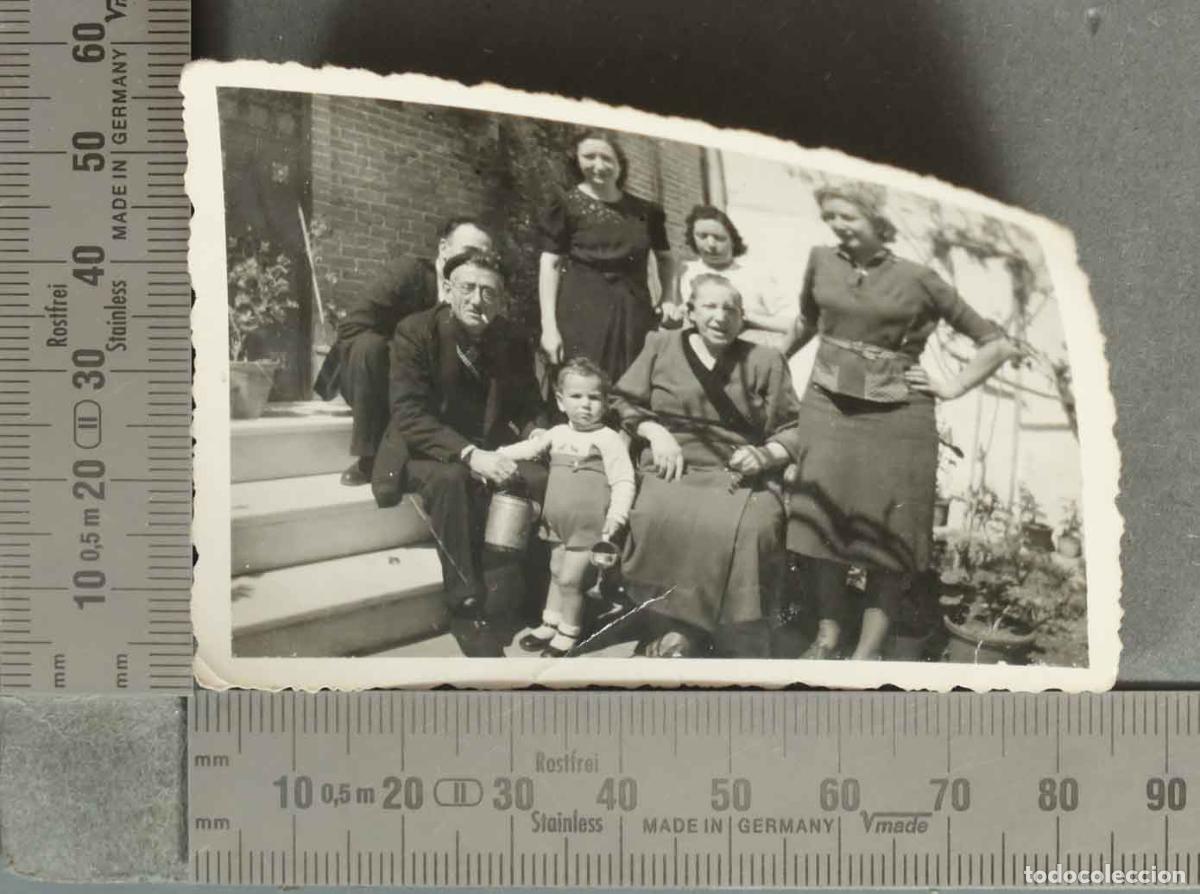 Fotografia antiga: FOTOGRAFIA. GRUPO DE PERSONAS EN JARDIN CON NI&Ntilde;O hacia 1940