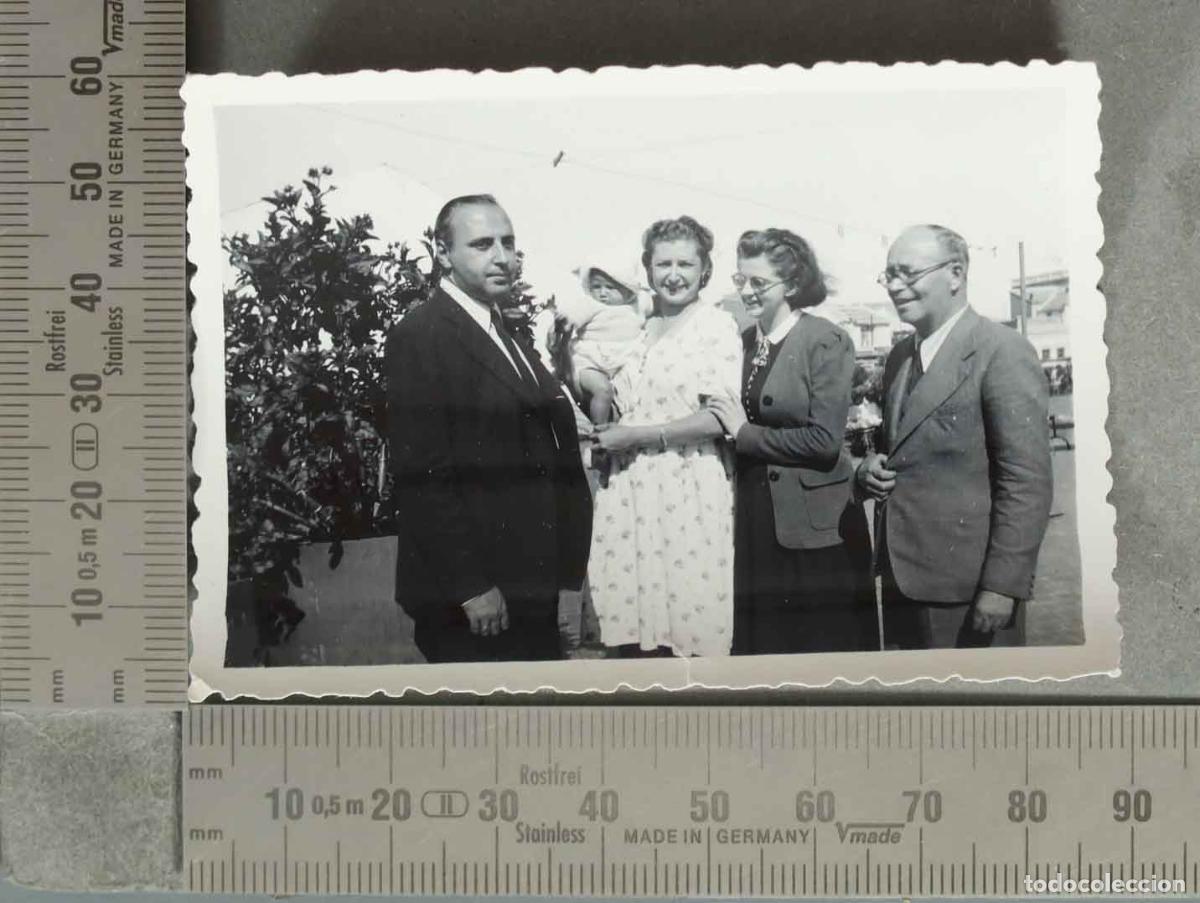 Fotografia antiga: FOTOGRAFIA. GRUPO DE PERSONAS CON BEBE hacia 1940