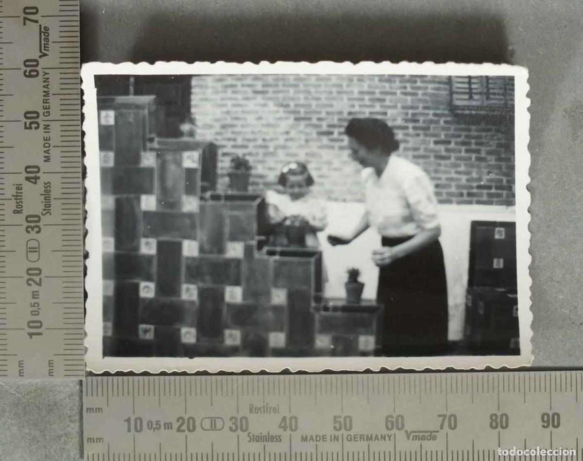 Fotografia antiga: FOTOGRAFIA. MUJER CON NI&Ntilde;A EN ENTRADA CASA hacia 1940