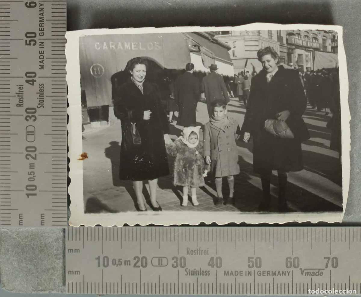 Fotografia antiga: FOTOGRAFIA. MUJERES CON NI&Ntilde;OS EN LA CALLE DELANTE DE TIENDA DE CARAMELOS. &iquest;MADRID? hacia 1940