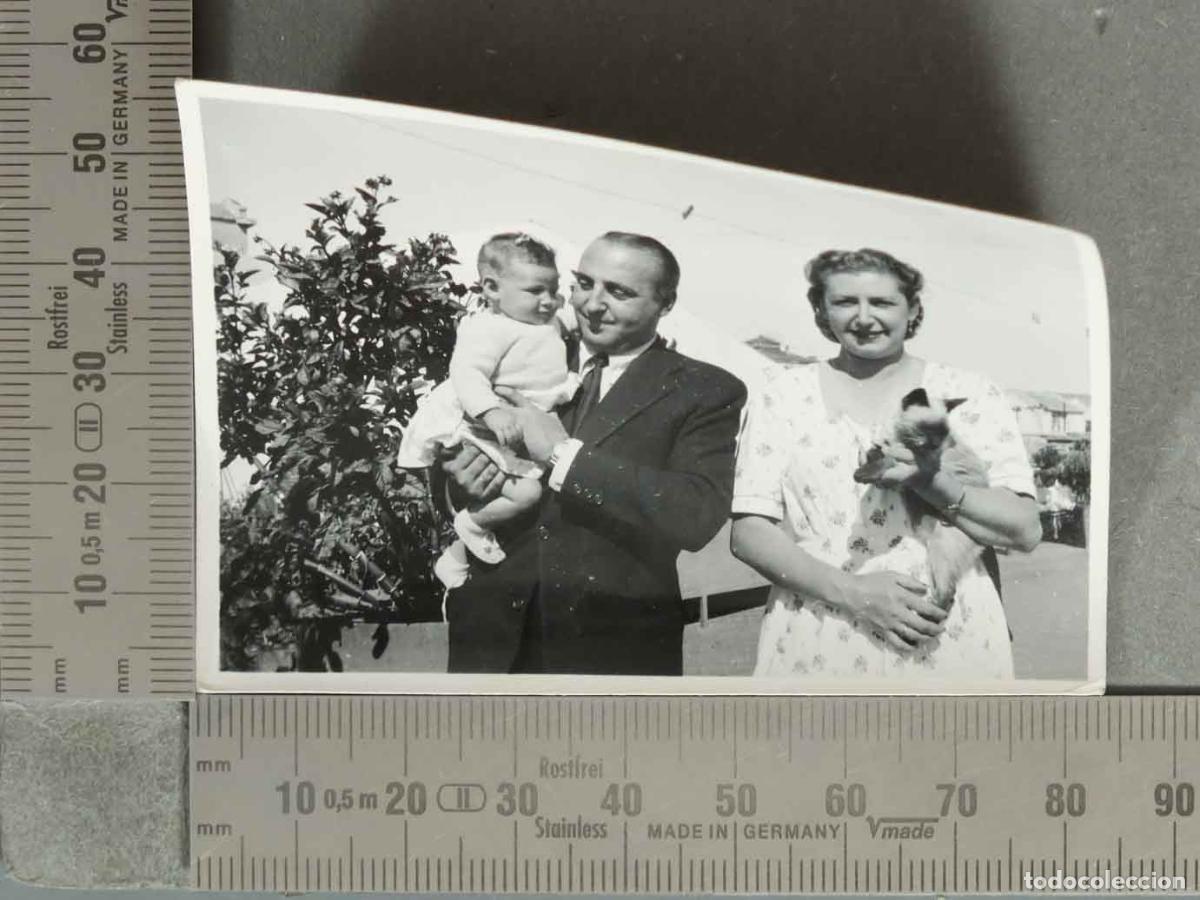 Fotografia antiga: FOTOGRAFIA. HOMBRE MUJER CON NI&Ntilde;O Y PERRO hacia 1940