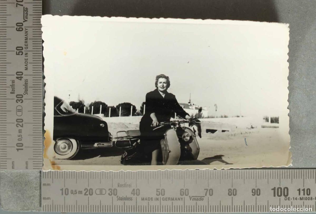 Fotografia antiga: FOTOGRAFIA. MUJER EN VESPA. hacia 1940