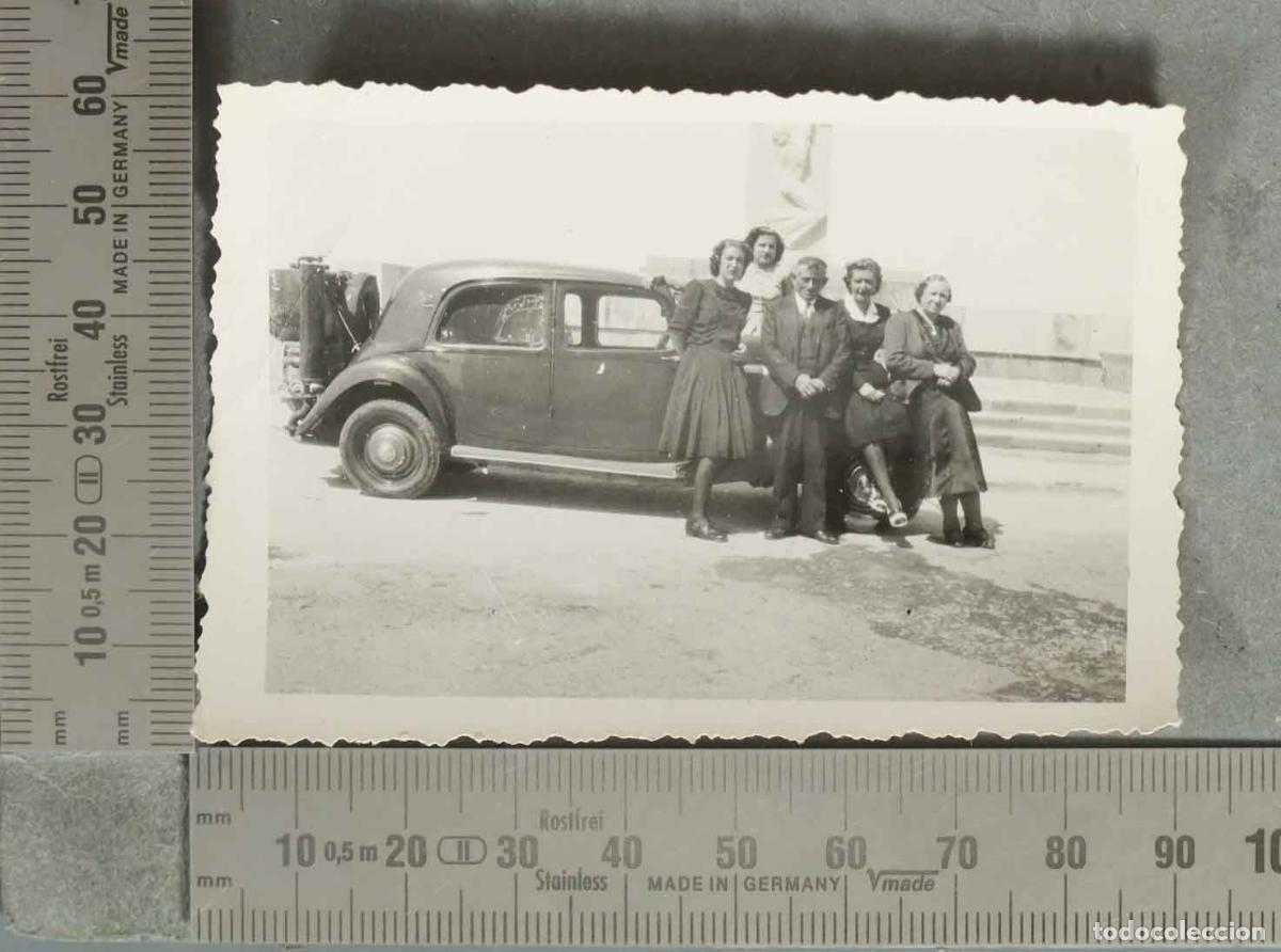 Fotografia antiga: FOTOGRAFIA. GRUPO DE PERSONAS CON Citro&euml;n Traction Avant. hacia 1940