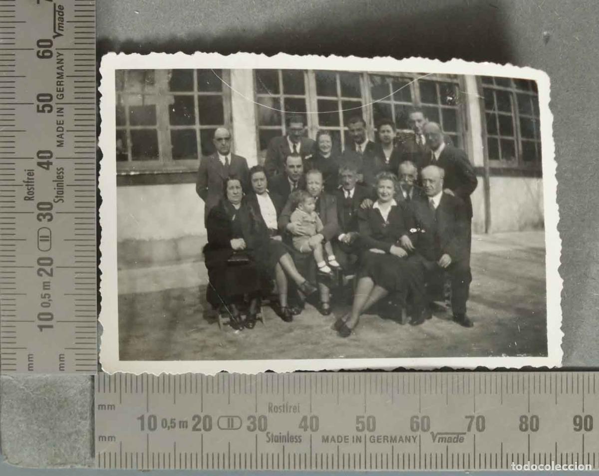 Fotografia antiga: FOTOGRAFIA. GRUPO DE PERSONAS EN EXTERIOR CON NI&Ntilde;O hacia 1940