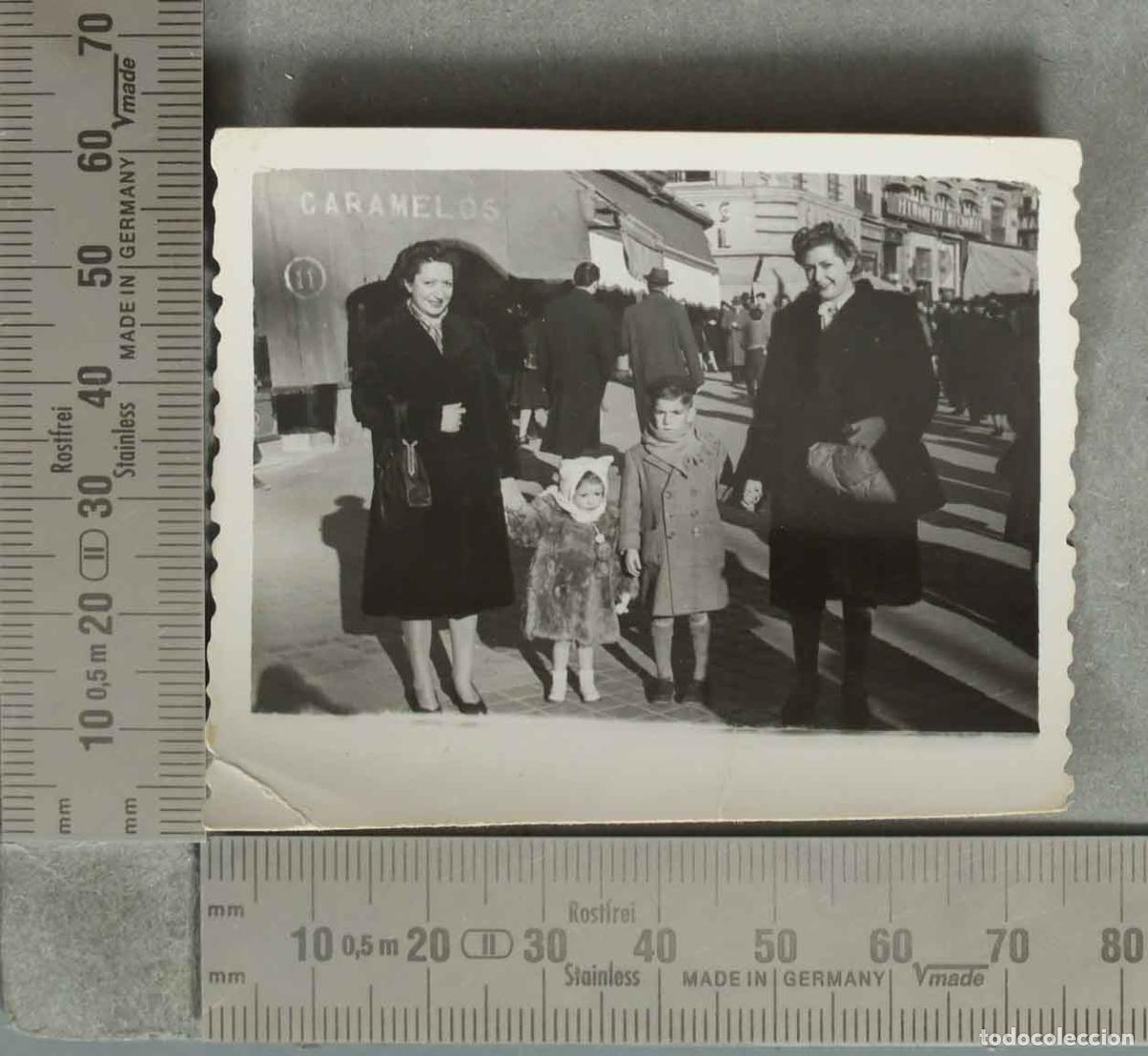 Fotografia antiga: FOTOGRAFIA. MUJERES CON NI&Ntilde;OS DELANTE DE TIENDA DE CARAMELOS. &iquest;MADRID? hacia 1940