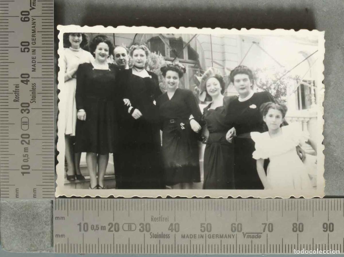 Fotografia antiga: FOTOGRAFIA. GRUPO DE MUJERES DE DIFERENTES EDADES EN ESCALERA CELEBRACION hacia 1940