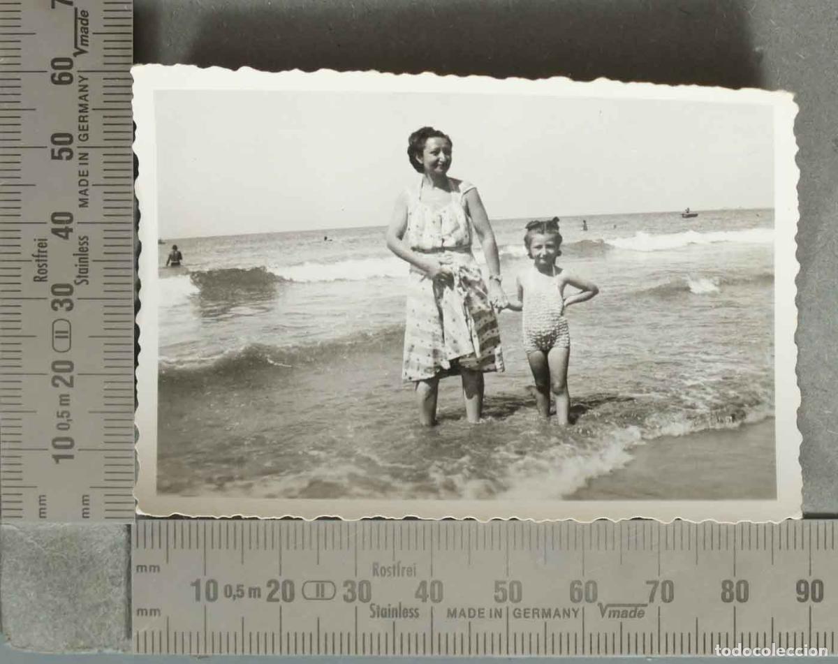 Fotografia antiga: FOTOGRAFIA. MUJER CON NI&Ntilde;A EN LA PLAYA hacia 1940