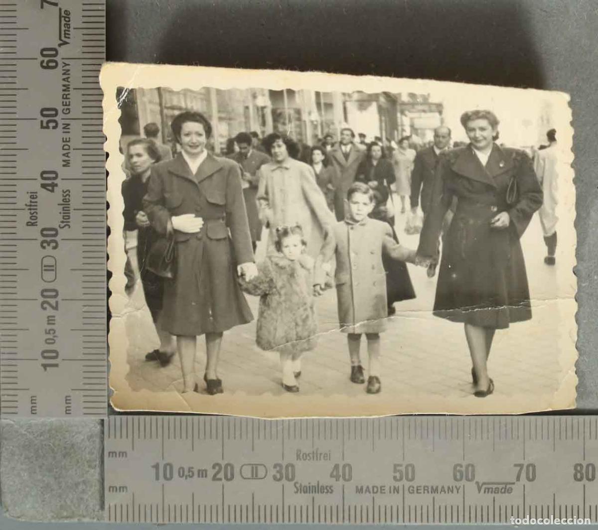 Fotografia antiga: FOTOGRAFIA. MUJERES CON NI&Ntilde;OS ANDANDO POR LA CALLE hacia 1940