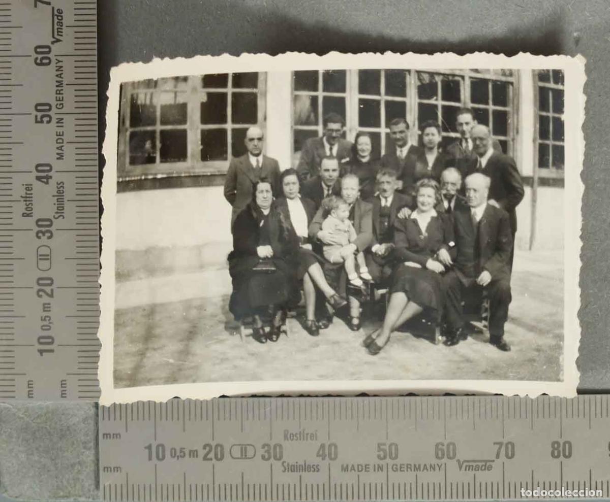 Fotograf&iacute;a antigua: FOTOGRAFIA. GRUPO DE PERSONAS EN EXTERIOR CON NI&Ntilde;O hacia 1940