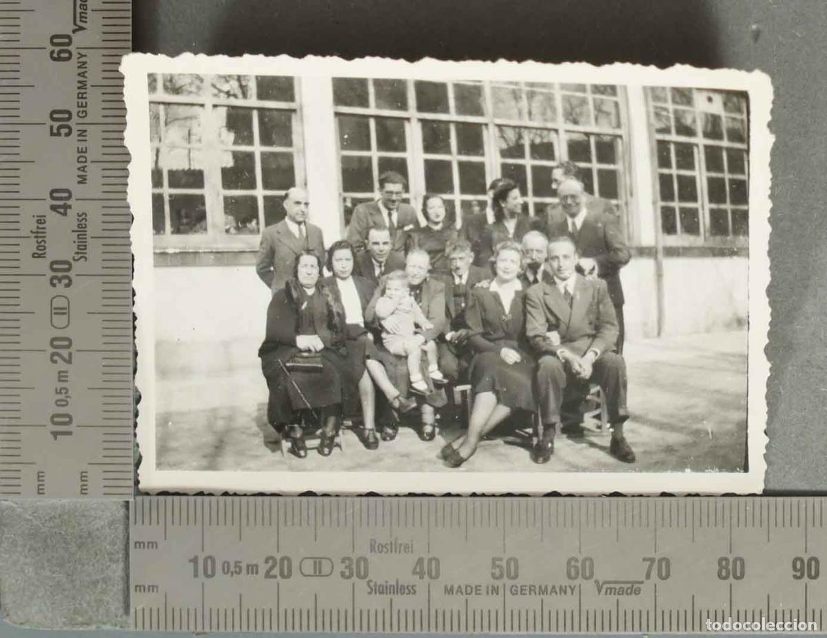 Fotograf&iacute;a antigua: FOTOGRAFIA. GRUPO DE PERSONAS EN EXTERIOR CON NI&Ntilde;O hacia 1940