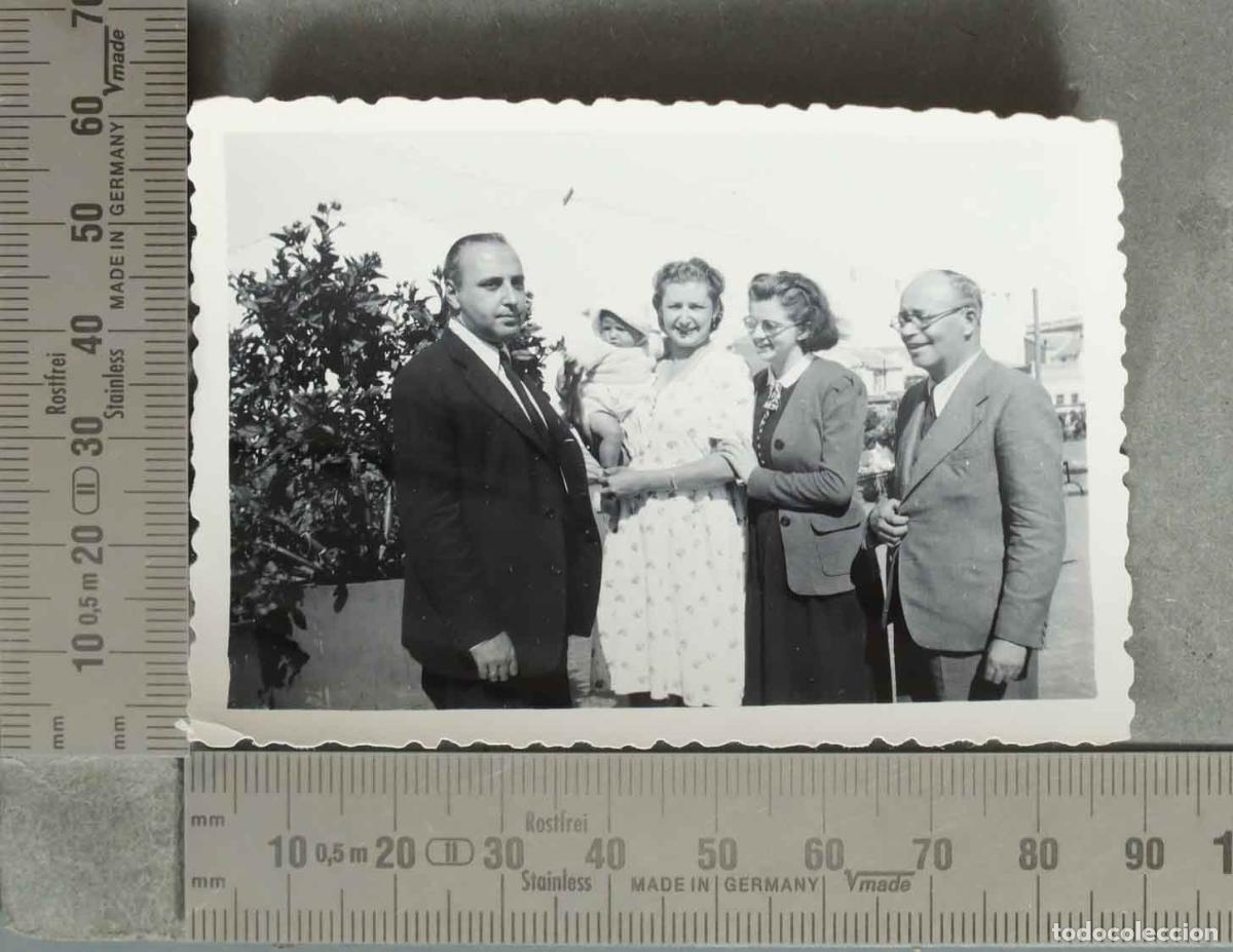 Fotograf&iacute;a antigua: FOTOGRAFIA. DOS PAREJAS CON BEBE EN EXTERIOR hacia 1940