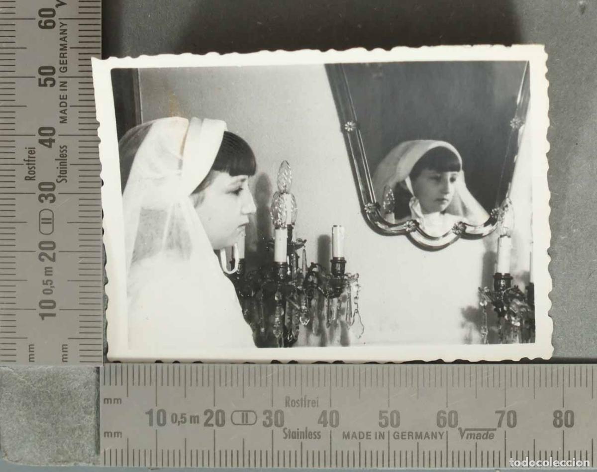 Fotograf&iacute;a antigua: FOTOGRAFIA. NI&Ntilde;A COMUNION EN INTERIOR CASA HACIA 1960