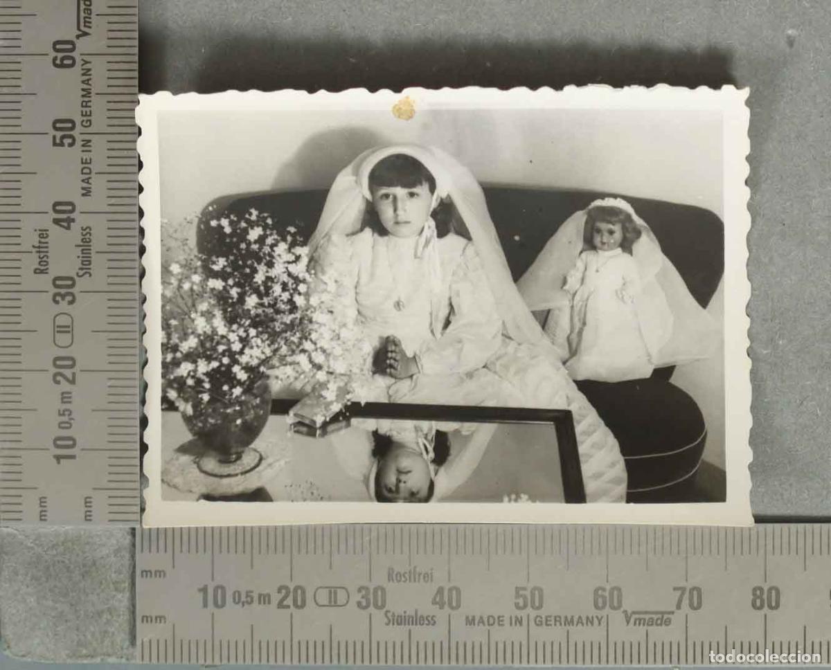 Fotograf&iacute;a antigua: FOTOGRAFIA. NI&Ntilde;A COMUNION CON MU&Ntilde;ECA TIPO MARIQUITA. HACIA 1960