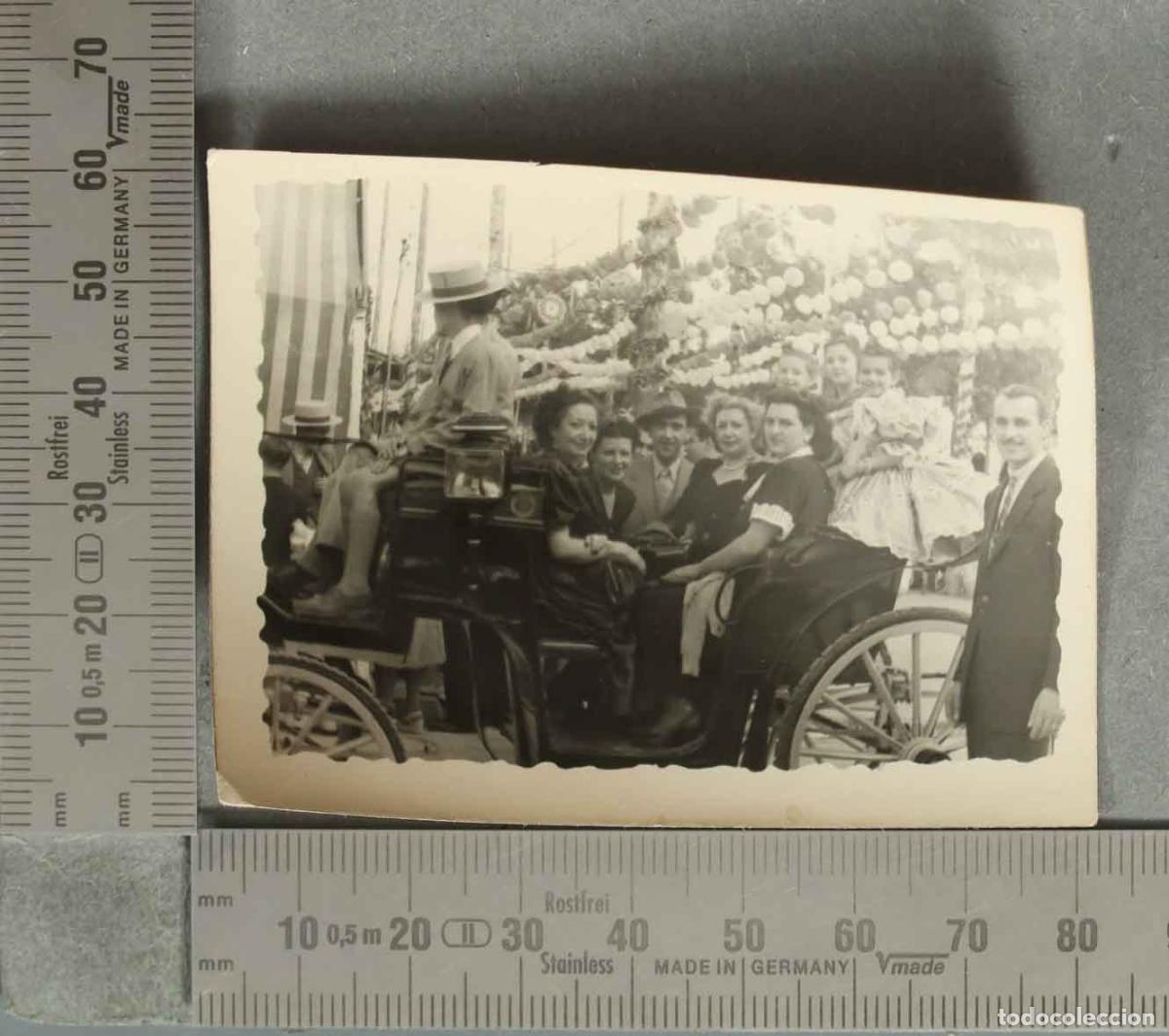 Fotograf&iacute;a antigua: FOTOGRAFIA. GRUPO DE PERSONAS EN CARRUAJE. FERIA DE ABRIL hacia 1940