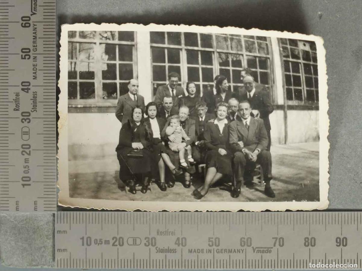Fotograf&iacute;a antigua: FOTOGRAFIA. GRUPO DE PERSONAS EN EXTERIOR CON NI&Ntilde;O hacia 1940