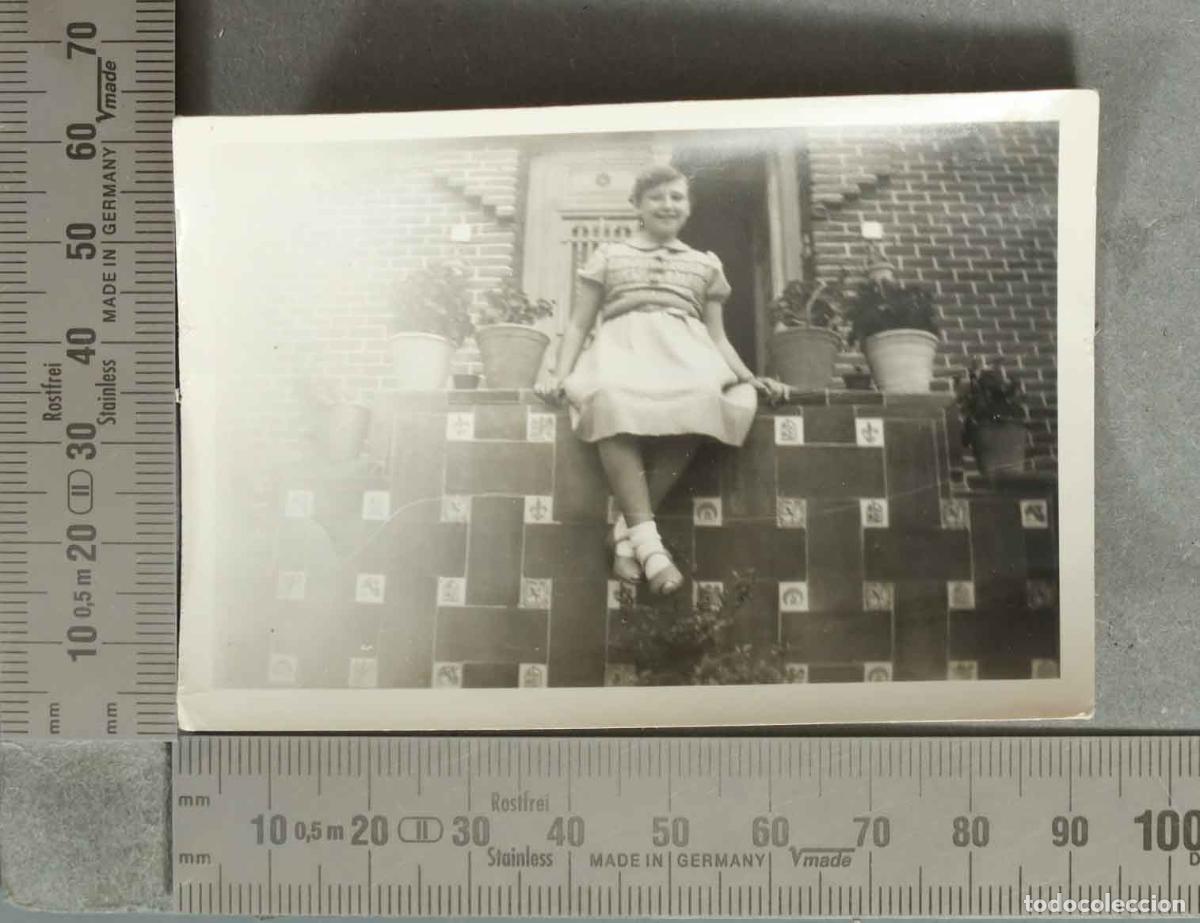 Fotograf&iacute;a antigua: FOTOGRAFIA. NI&Ntilde;A EN ENTRADA DE CASA hacia 1940
